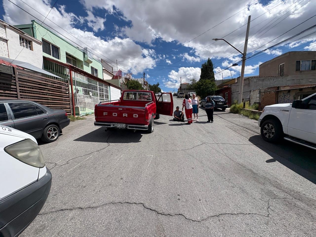 Motociclista resulta lesionado tras chocar contra pick up en la colonia Centro