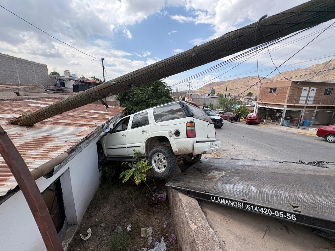 Conductor de un vehículo omite alto, choca vs camioneta y la proyecta contra un domicilio en Rosales y 57