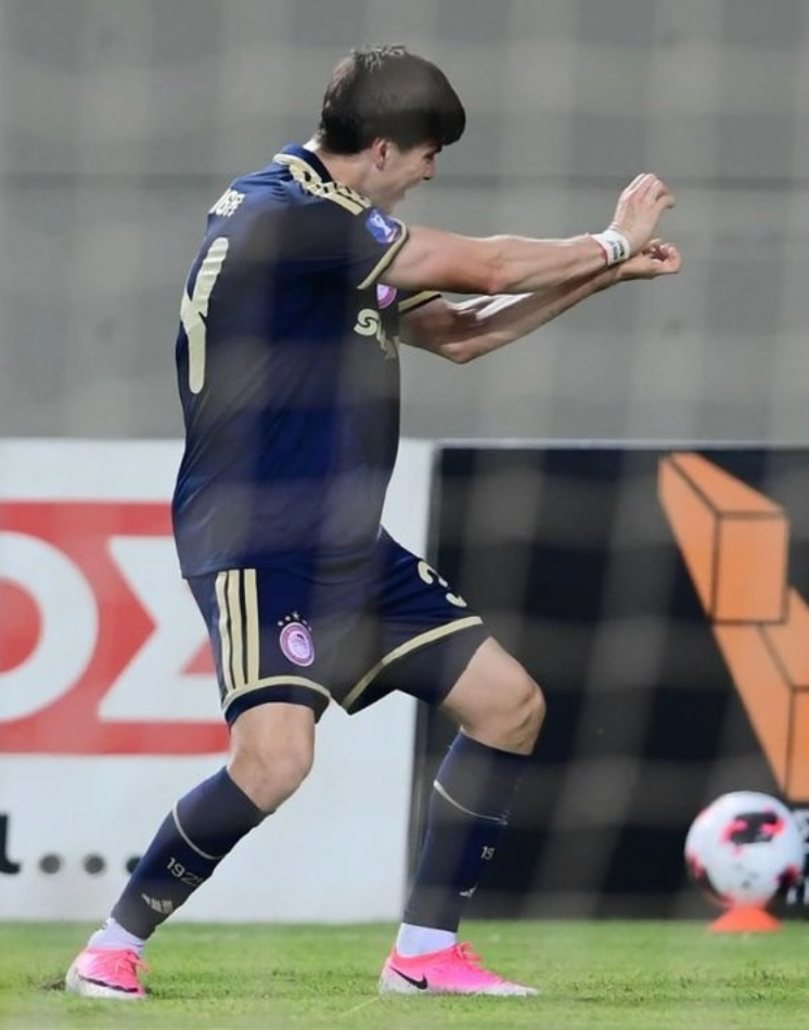 “Hormiga” González anota su primer gol con el Olympiacos en goleada 4-0