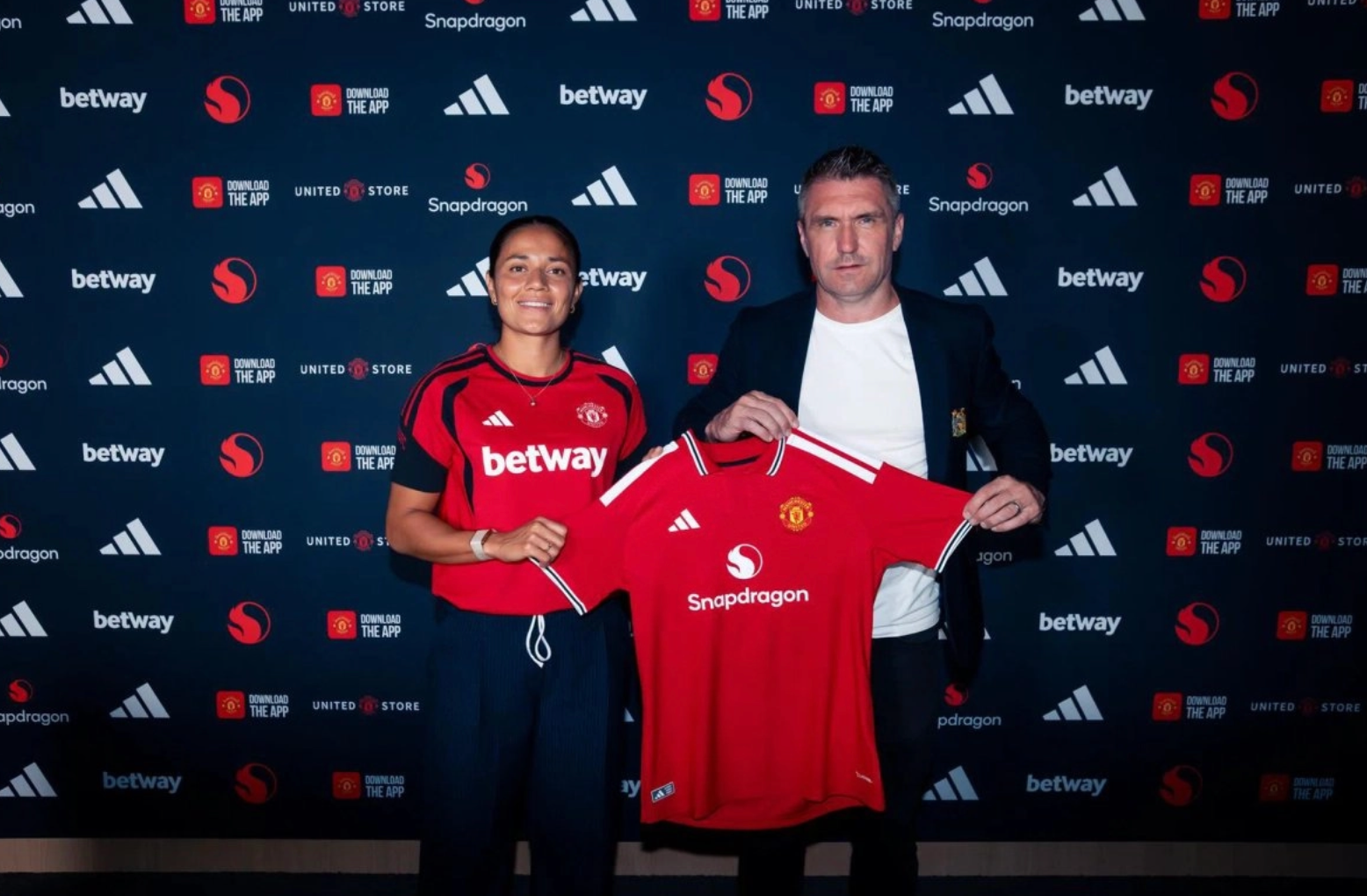 Mexicana Rebeca Bernal firma contrato con el Manchester United