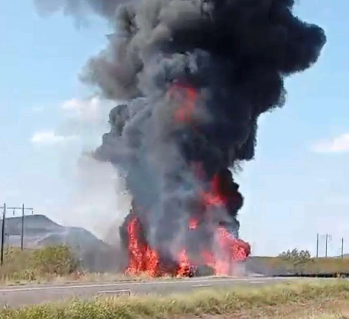 Se incendia pipa tras volcar en la carretera Chihuahua-Juárez
