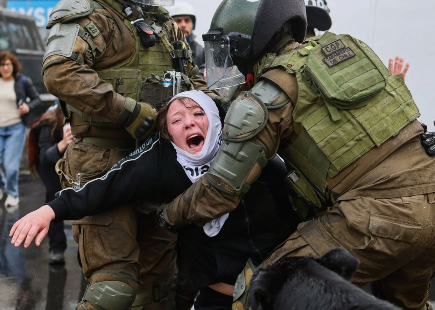 Carabineros reprimen marcha por aniversario 53 del golpe de Estado en Chile