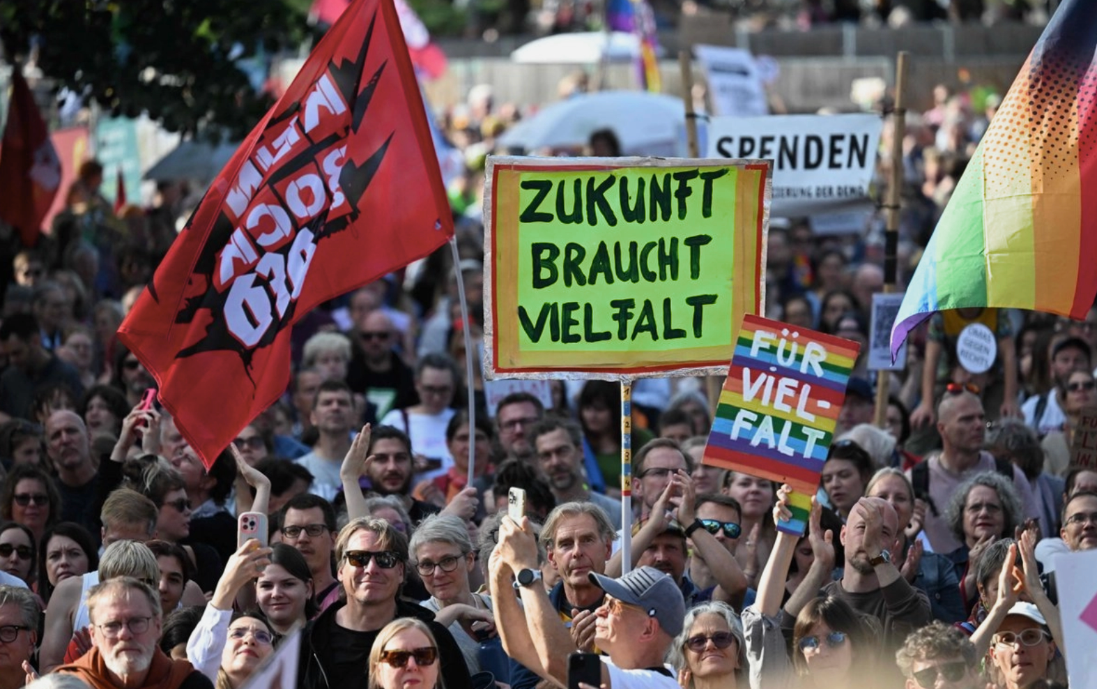 Alemanes abarrotan calles para protestar contra el AfD, partido de extrema derecha y su reciente victoria electoral