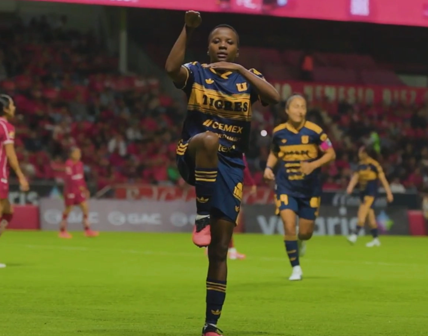 Con cuatro goles de la sudafricana Thembi Kgatlana, Tigres femenil vence a las Diablas de Toluca