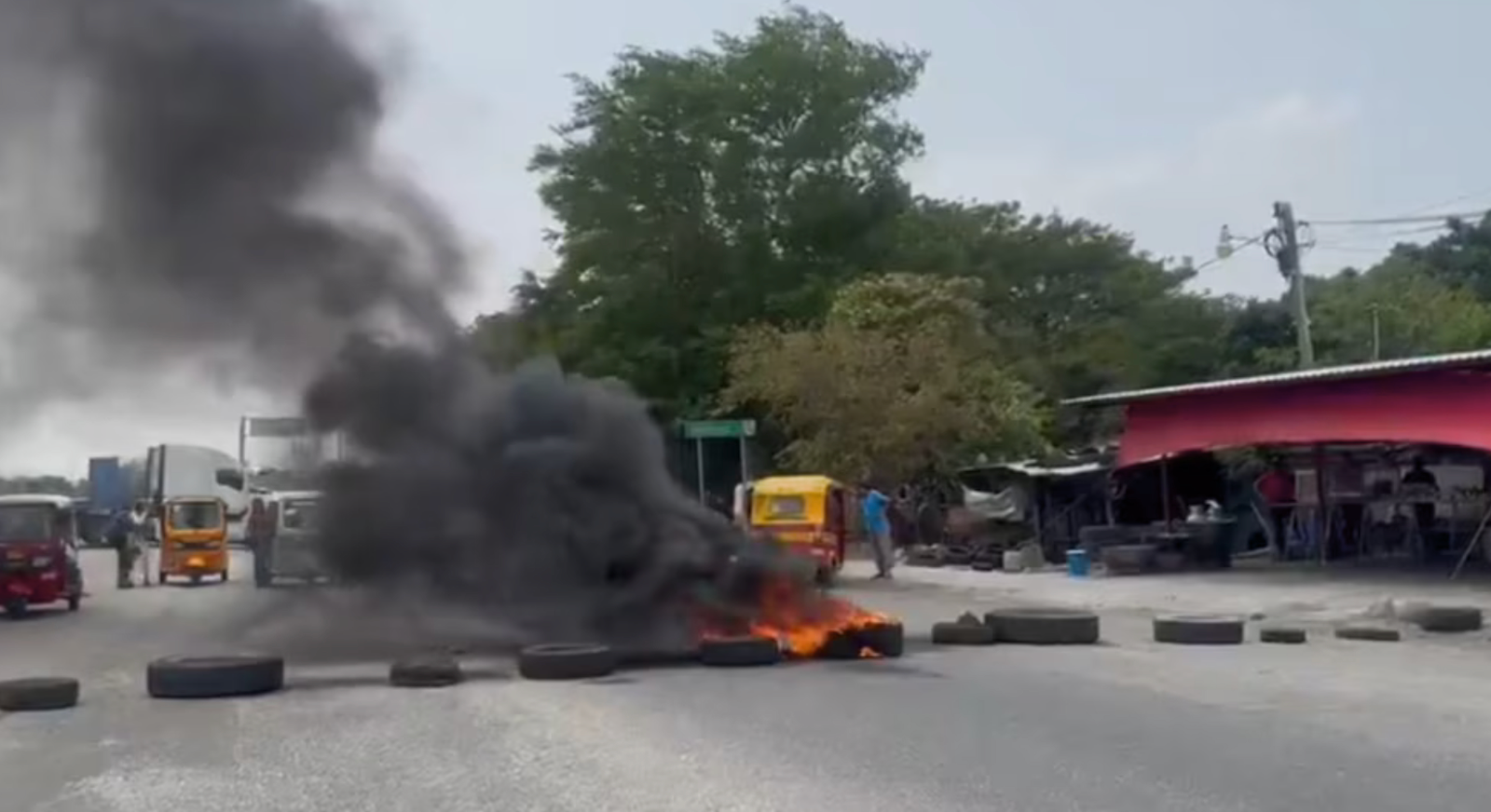Pobladores y transportistas bloquean carretera en Juchitán tras la detención de Miguel Sánchez Altamirano, alcalde señalado por narcovínculos