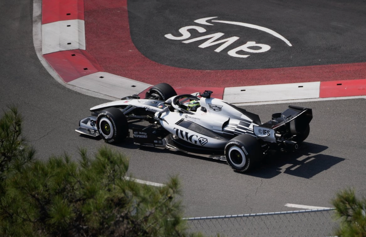 ‘Checo’ Pérez es penalizado y luego recupera su puesto tras sanciones a otros pilotos en el GP de Azerbaiyán