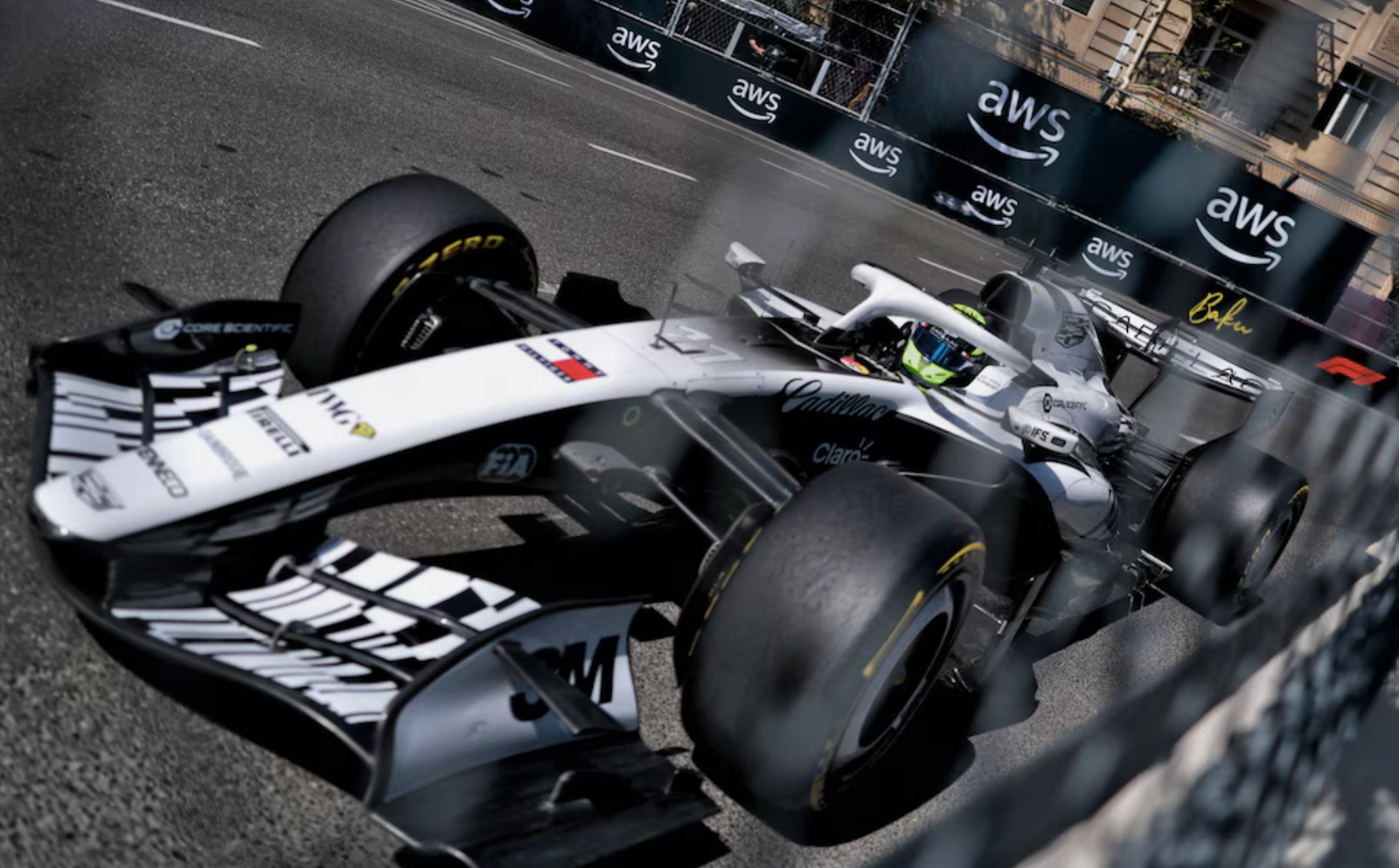 Checo Pérez evita contactar contra el muro de Azerbaiyán y confirma por qué es el rey del circuito