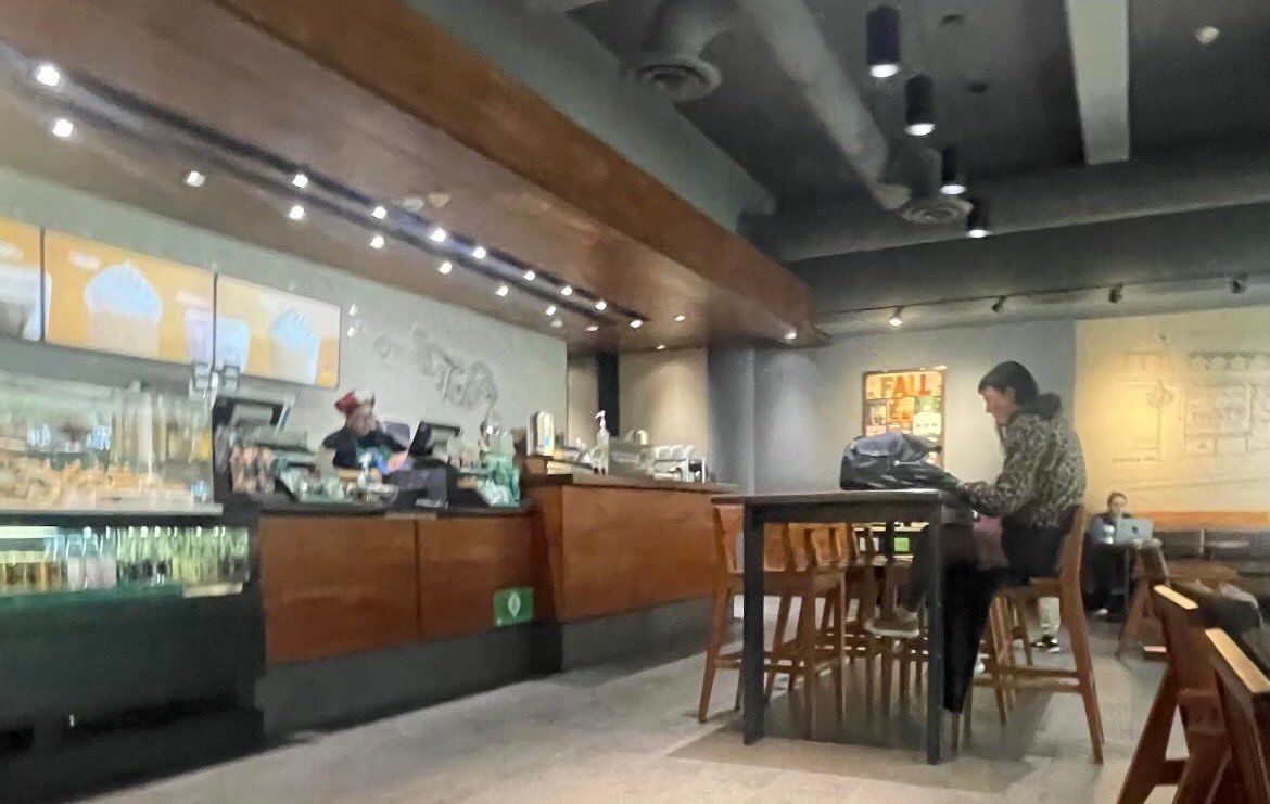 “Esto es México”: exhiben a estadounidense confrontando a barista de Starbucks por su diadema