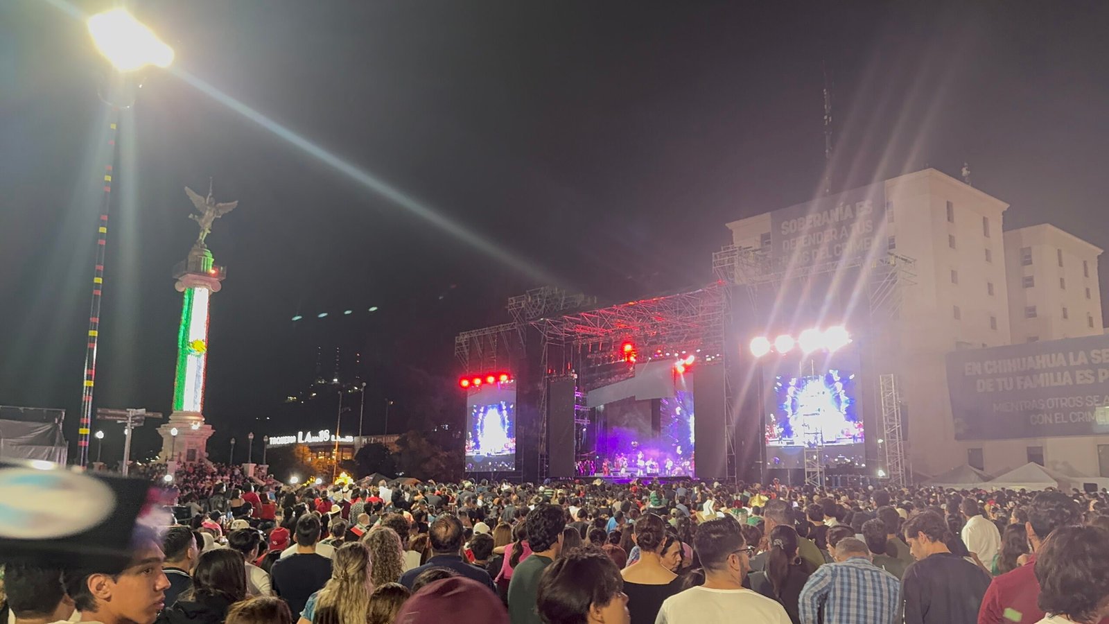 Van 22 mil asistentes al Grito de Independencia en Plaza del Ángel