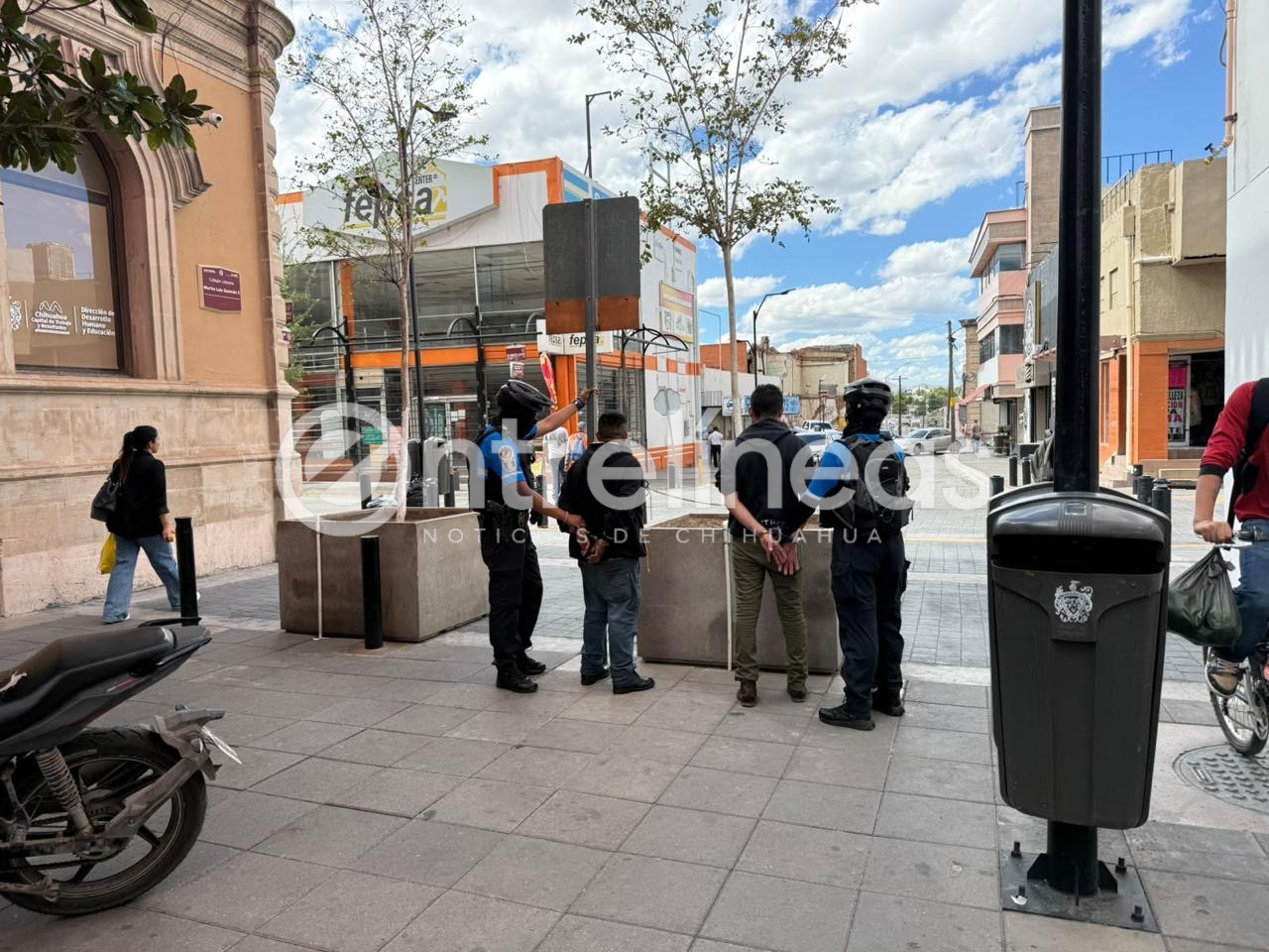 Bolero denuncia a dos hombres por pagarle solo $20; terminan detenidos por ingerir alcohol en la vía pública