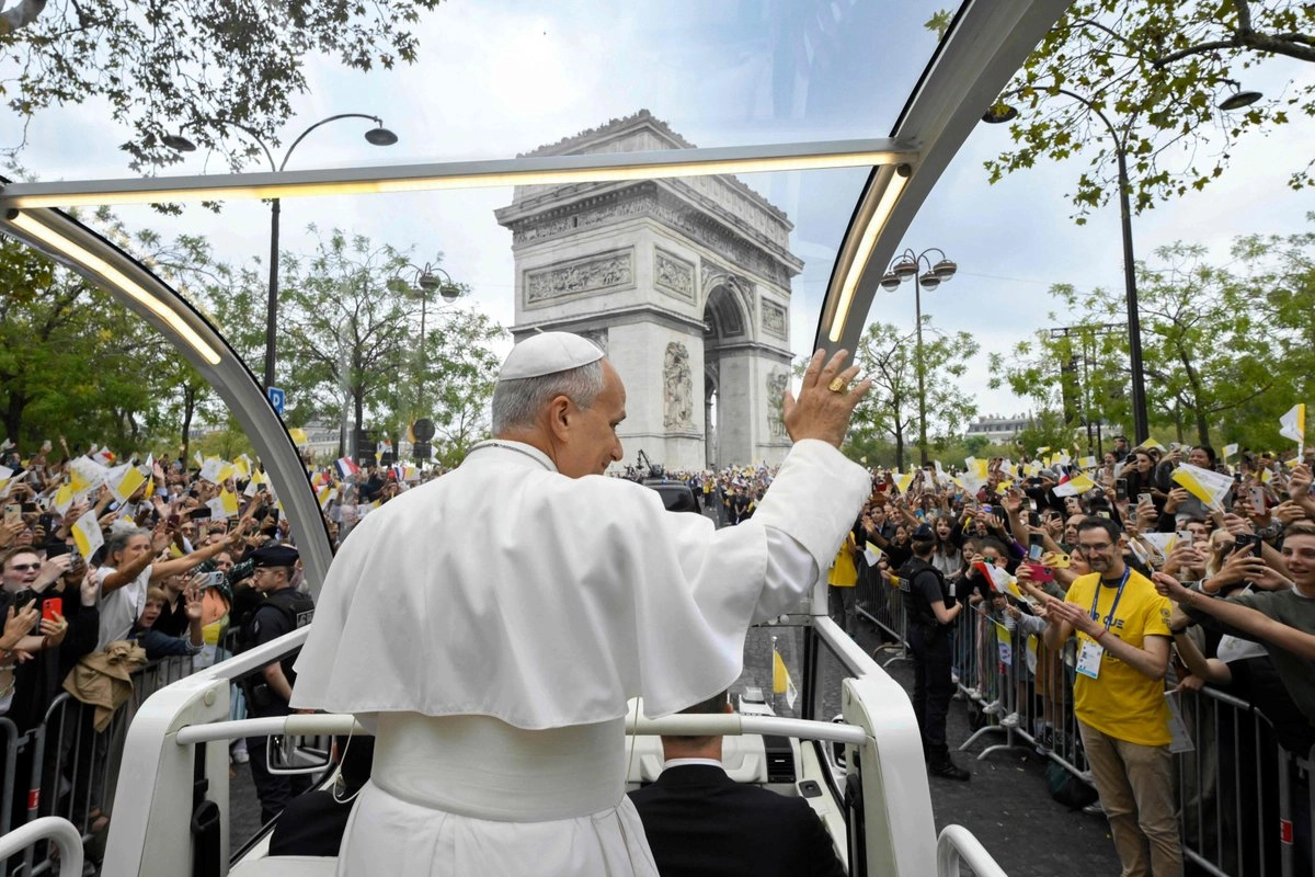 Papa León reúne a 800 mil personas en una multitudinaria misa en los Campos Elíseos de París