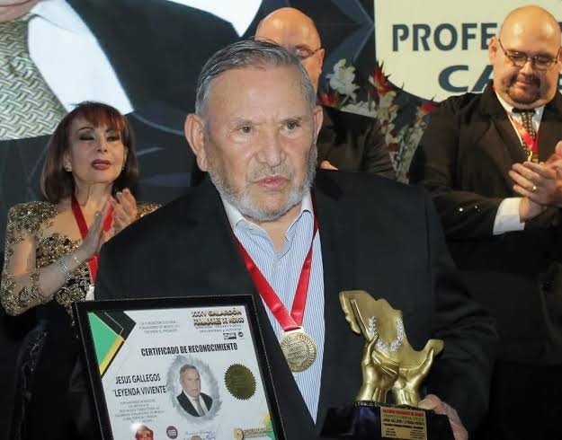 Muere Chucho Gallegos, periodista de espectáculos y fundador de TVyNovelas, a los 84 años