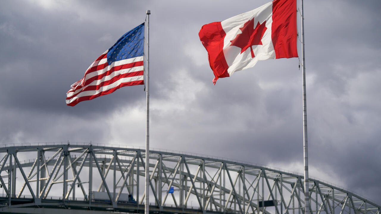 Canadá impone oficialmente aranceles de hasta el 50% a productos de EE.UU.