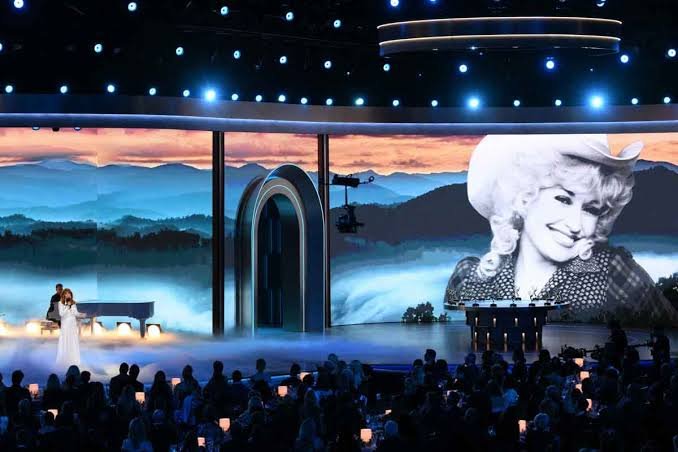 Rinden homenaje a Dolly Parton, Rob Reiner y Catherine O’Hara durante los premios Emmy