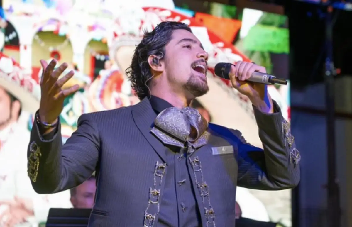 Alex Fernández se recupera de una infección respiratoria tras cancelar su presentación en el Grito de Culiacán