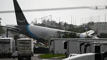 Avión de carga de Amazon se estrella tras aterrizaje en aeropuerto de Miami; hay al menos 5 muertos