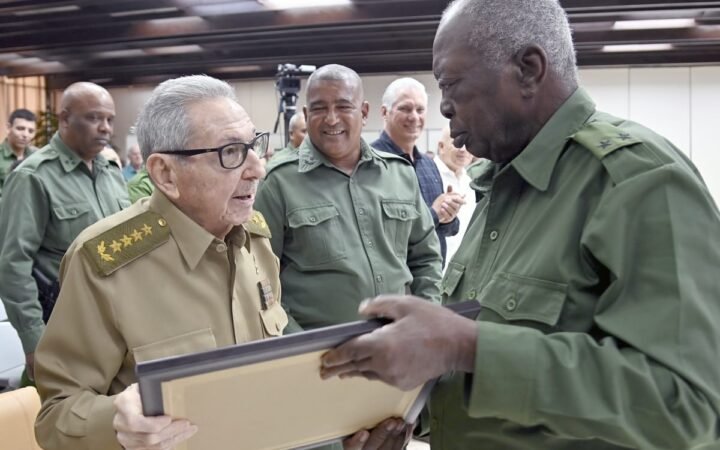 Reaparece Raúl Castro tras rumores sobre su estado de salud