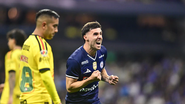 Cruz Azul le quitó invicto al América en espectacular juego de bronca y golazos