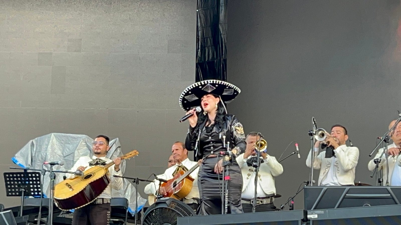 Narce Dalia abre la fiesta mexicana previo al Grito de Independencia en la Plaza del Ángel