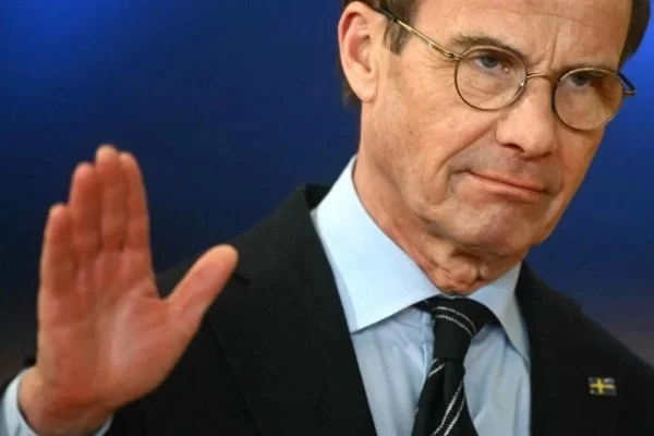 Renuncia primer ministro de Suecia tras derrota de su bloque en las elecciones
