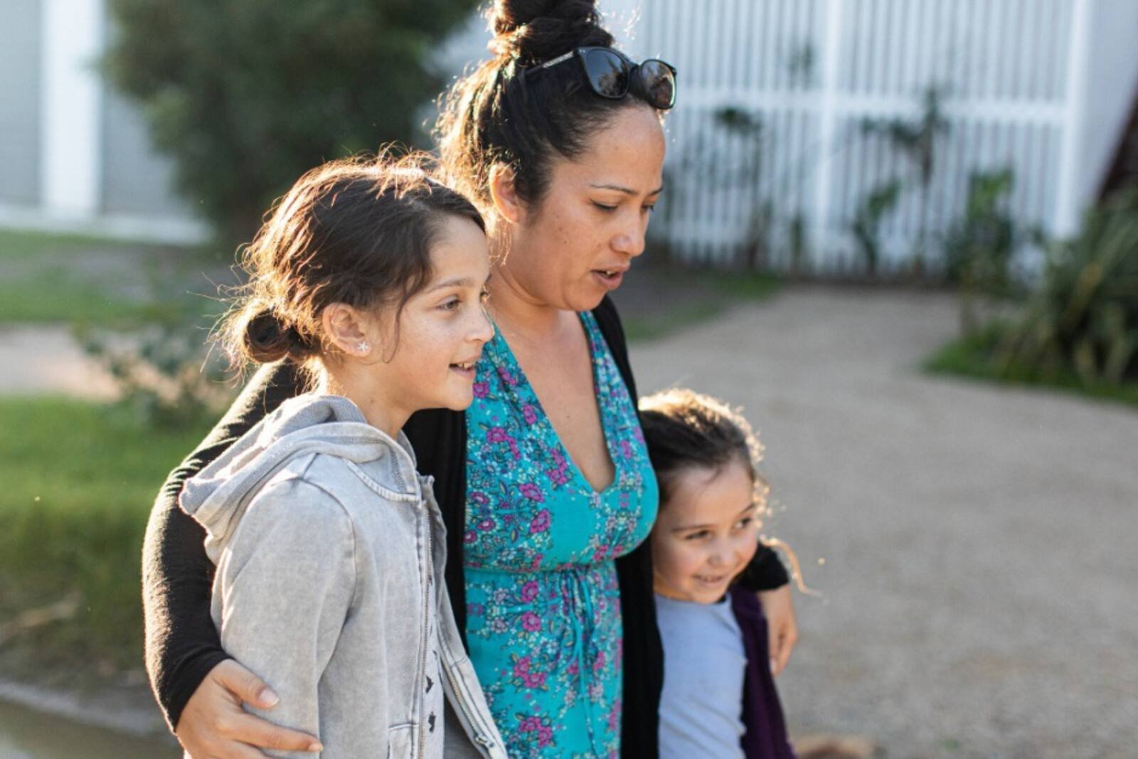Recorre DDHE colonias en apoyo de madres solteras y adultos mayores; les pintan su casa
