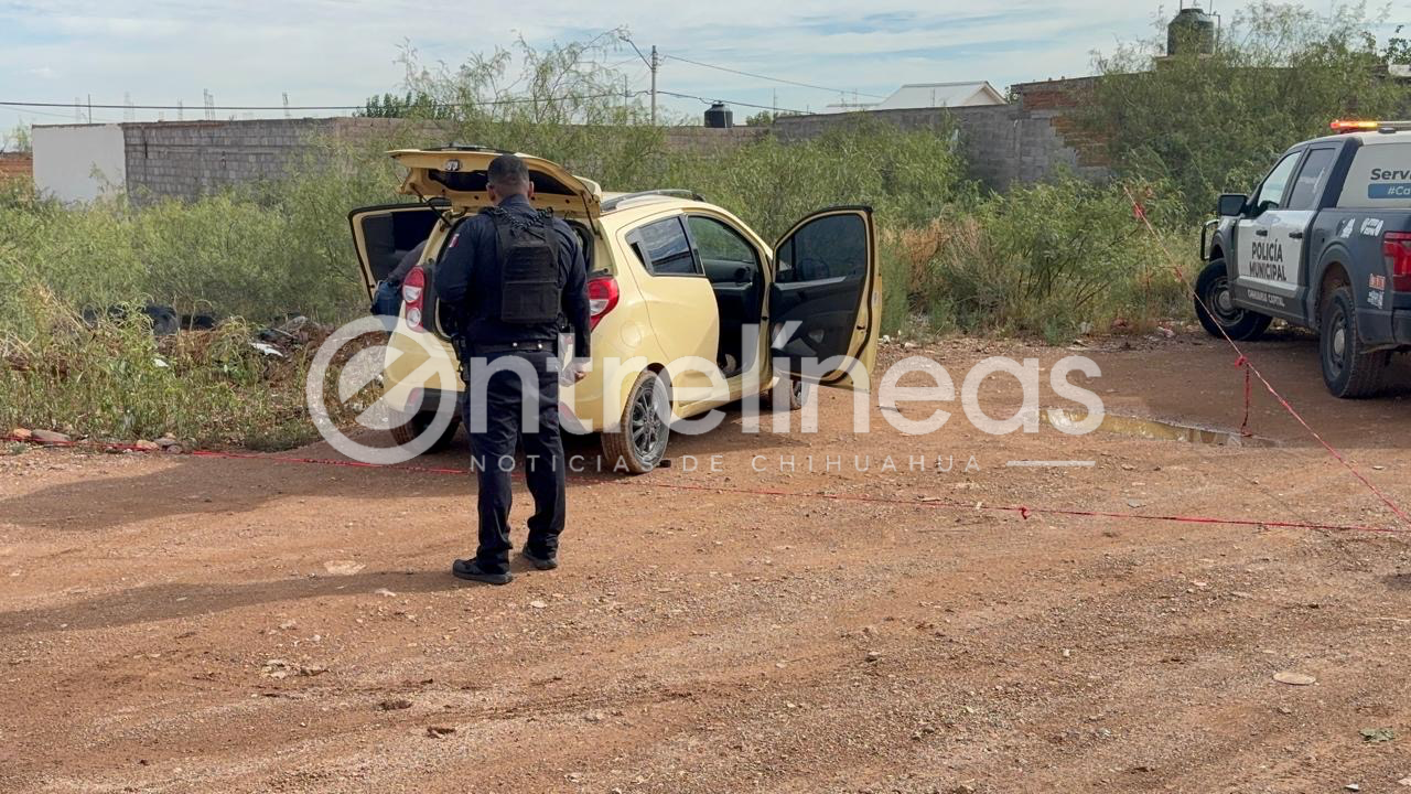Localizan vehículo abandonado con ropa de mujer y manchas de sangre en colonia Los Llanos