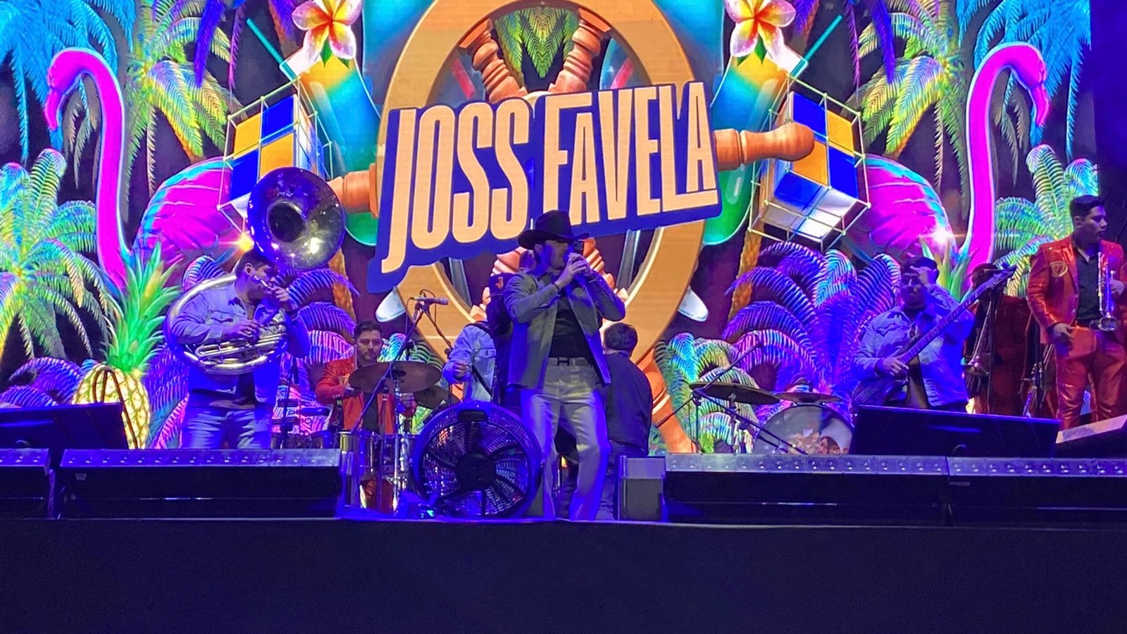 Arranca presentación de Joss Favela en Plaza del Ángel