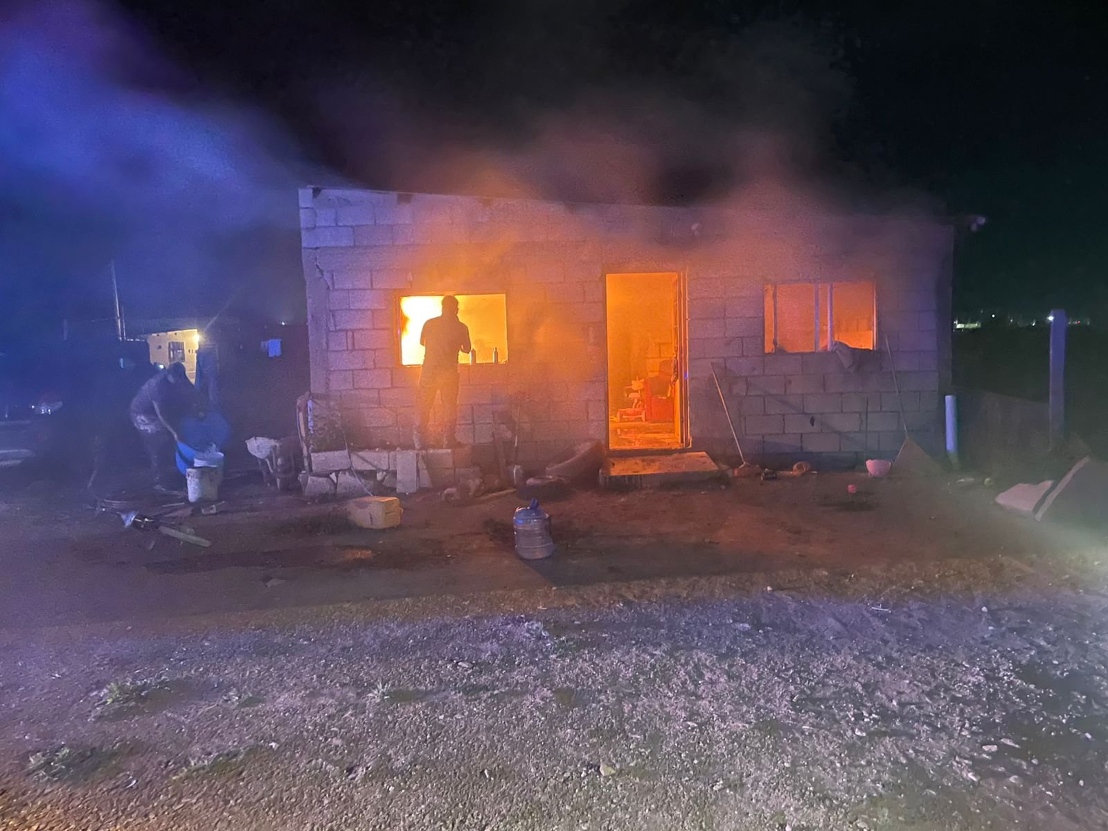 Policía resulta lesionado al retirar tanque de gas durante incendio en Cuauhtémoc