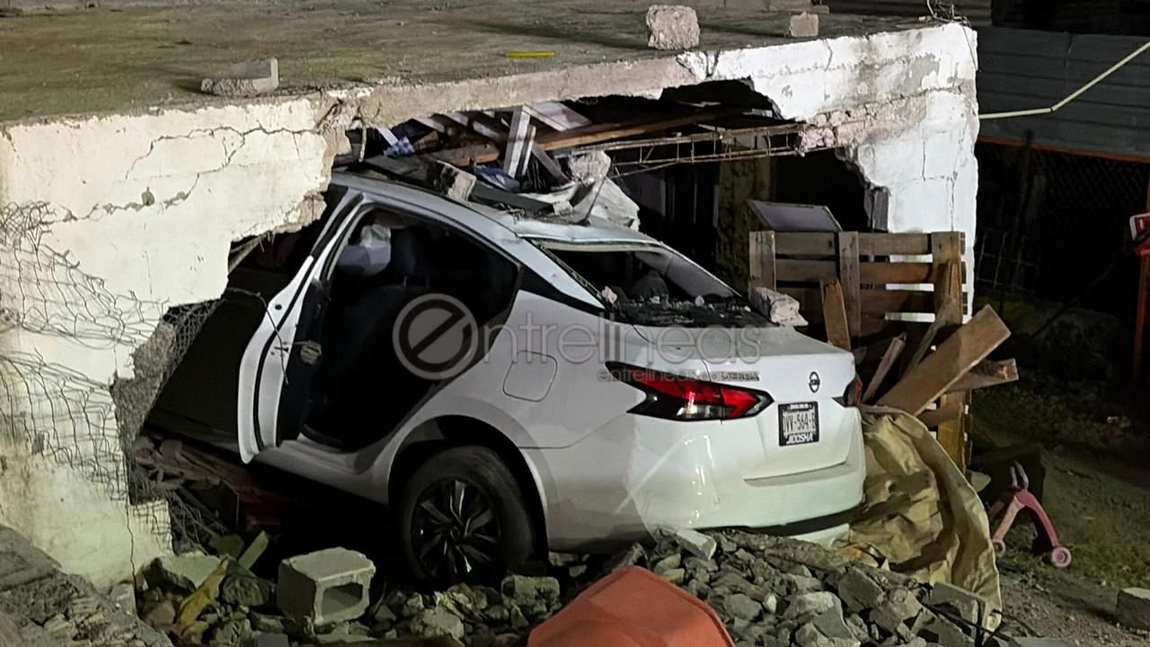 Mujer pierde el control y destroza vivienda tras aparatoso choque en la Pacheco