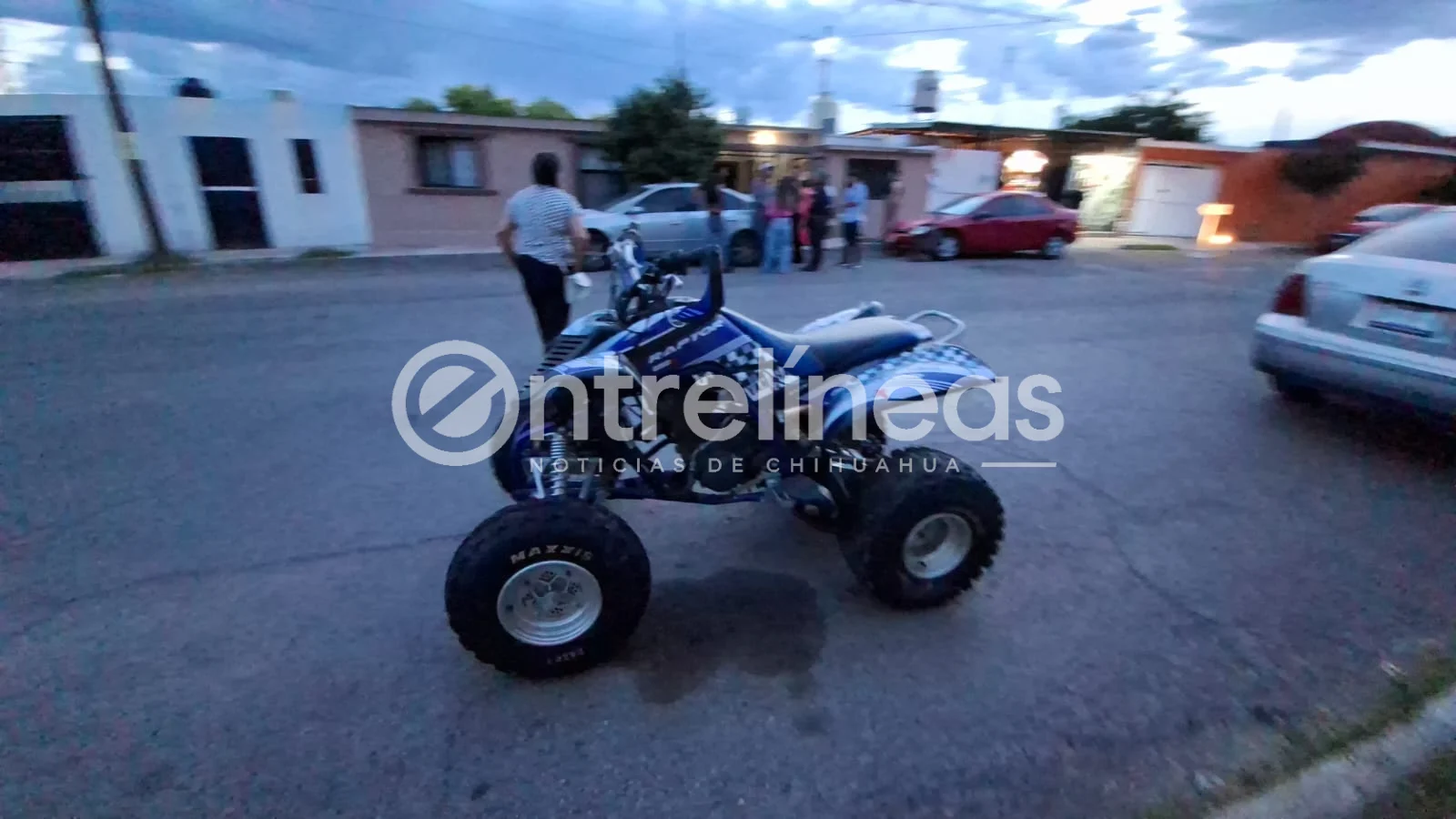 Dos hombres resultan lesionados al chocar cuatrimoto vs vehículo estacionado