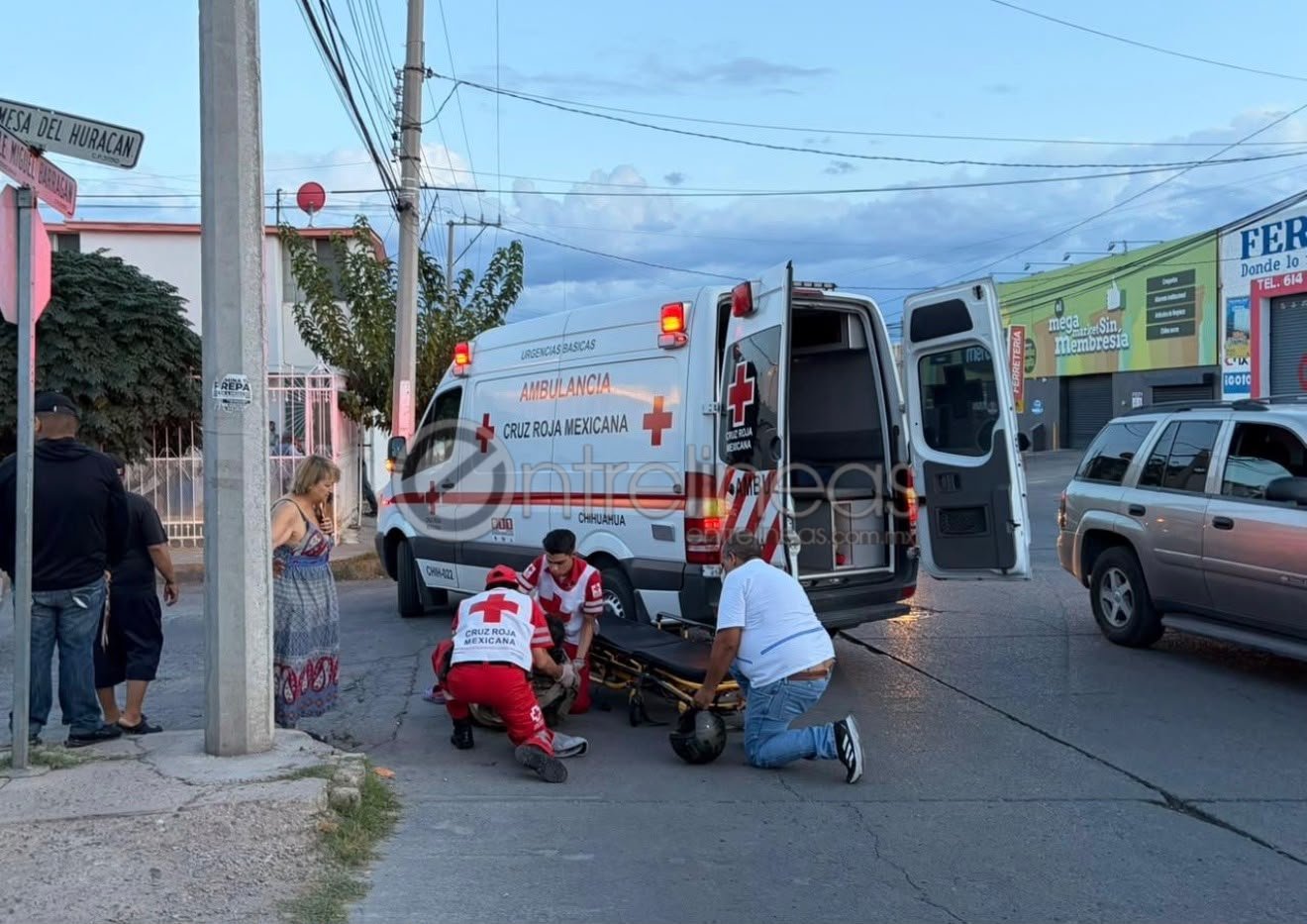Mujer resulta lesionada tras caer de motoneta al evitar choque en la colonia Cerocahui
