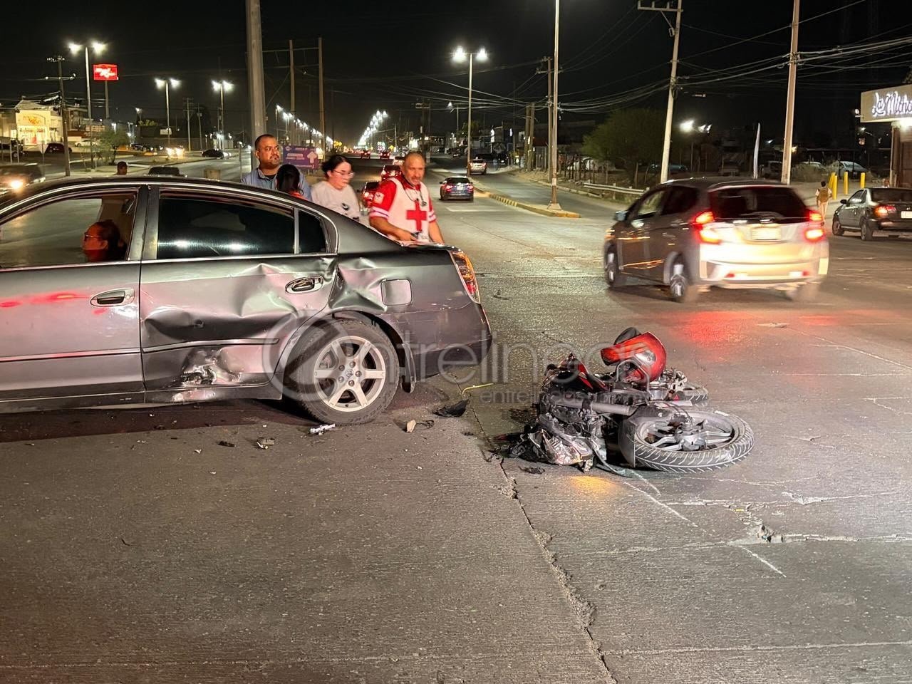 Motociclista resulta con fractura expuesta tras choque en avenida Industrias