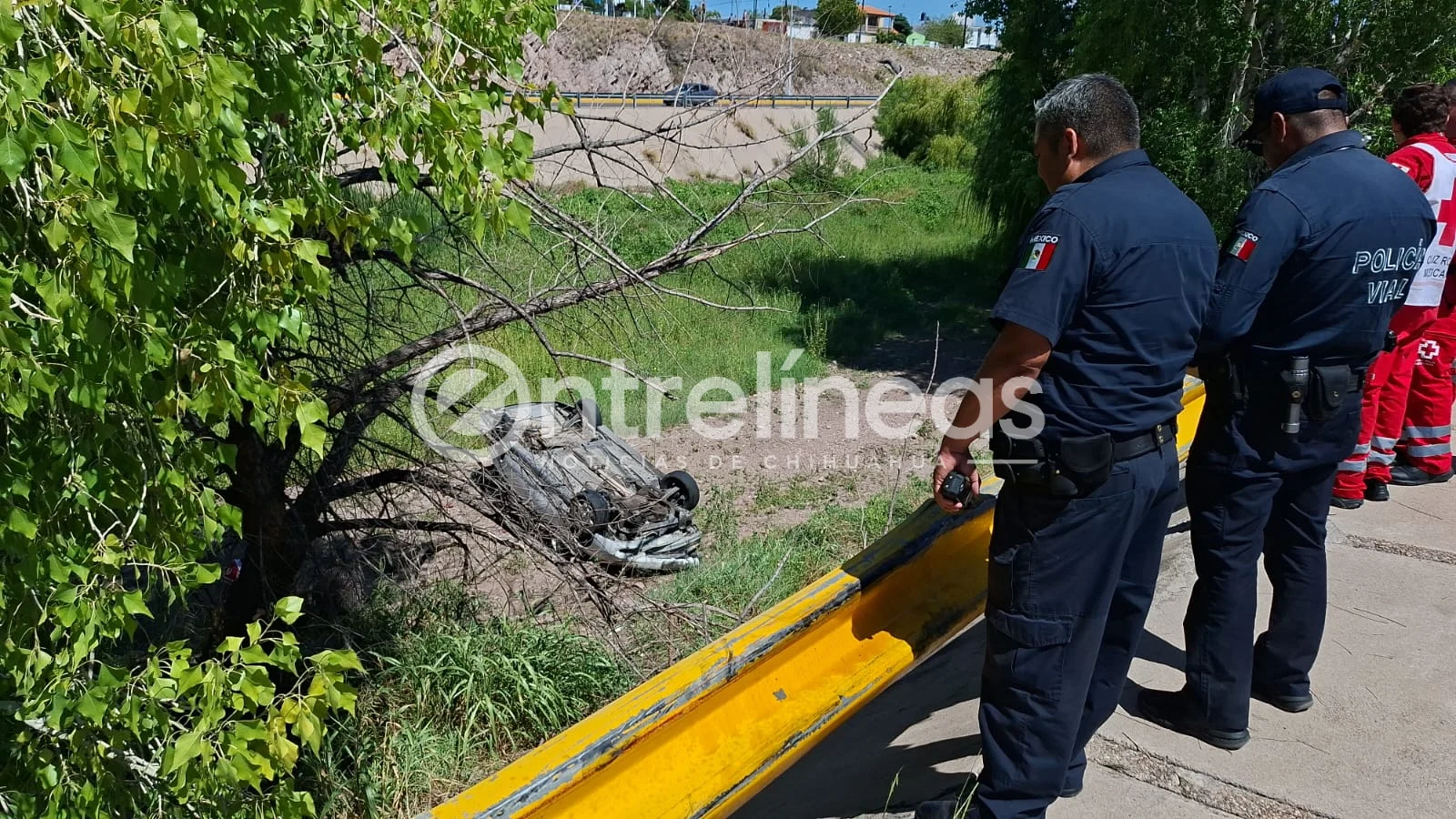Choca y termina dentro de canal Chuviscar; hay dos lesionados