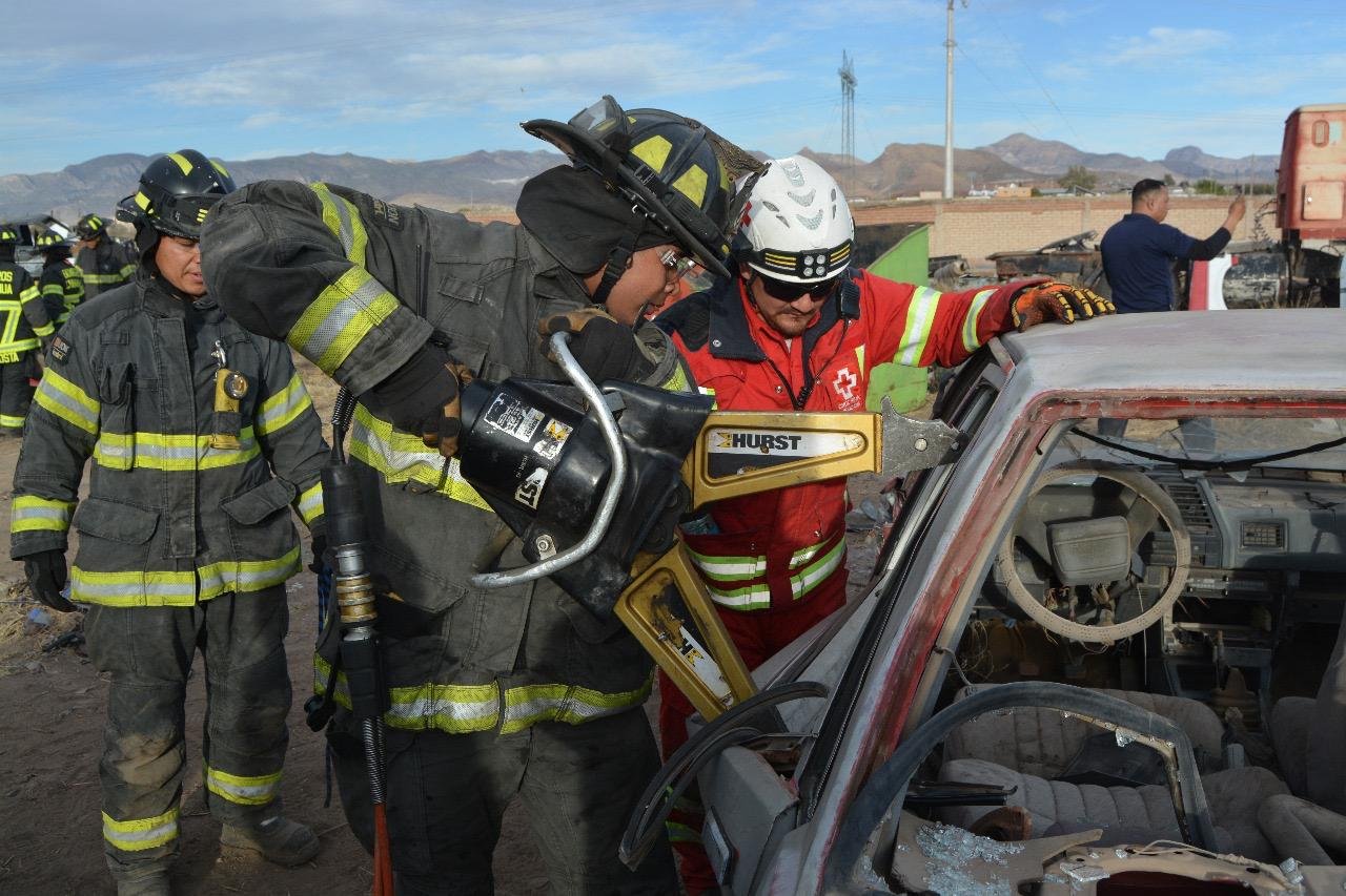 Actualiza Escuadrón de Rescate del H. Cuerpo de Bomberos técnicas para atender accidentes vehiculares