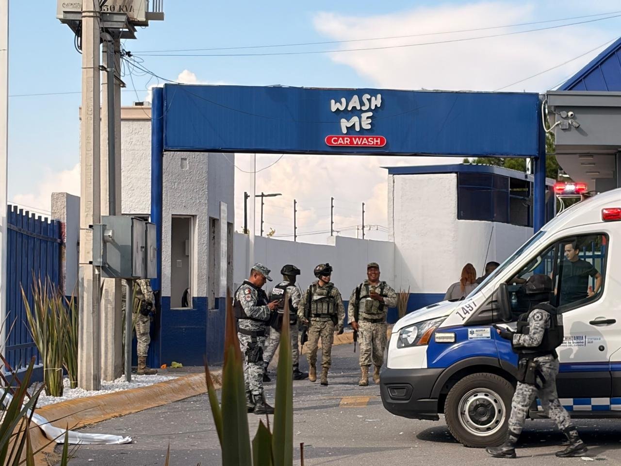 Acumulación de gas provoca explosión en un car wash; una mujer resulta con quemaduras