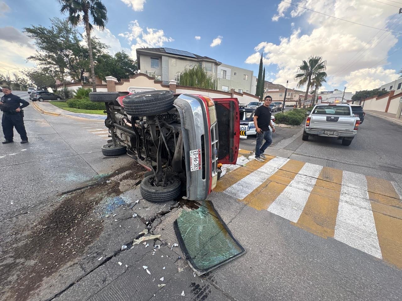 Conductor de pick up corta circulación y termina por volcar en Cantera