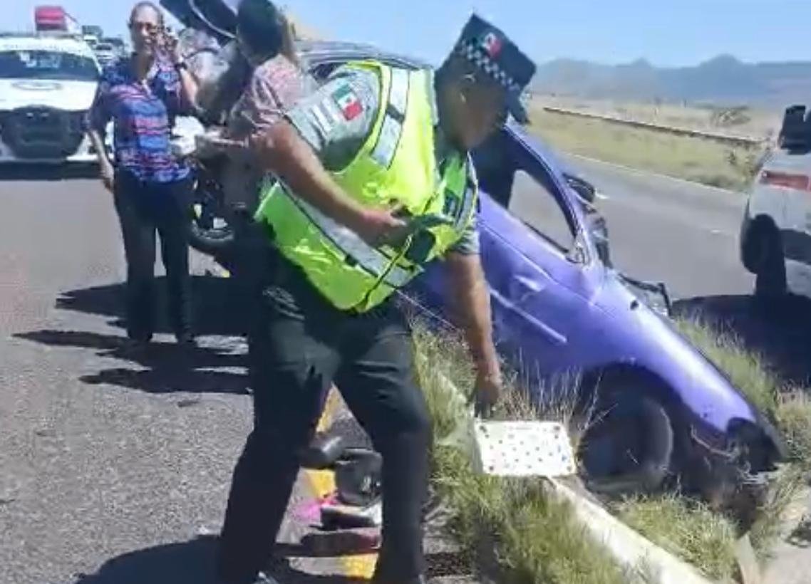 Sale del camino, vuelca y termina contra camión de pasajeros