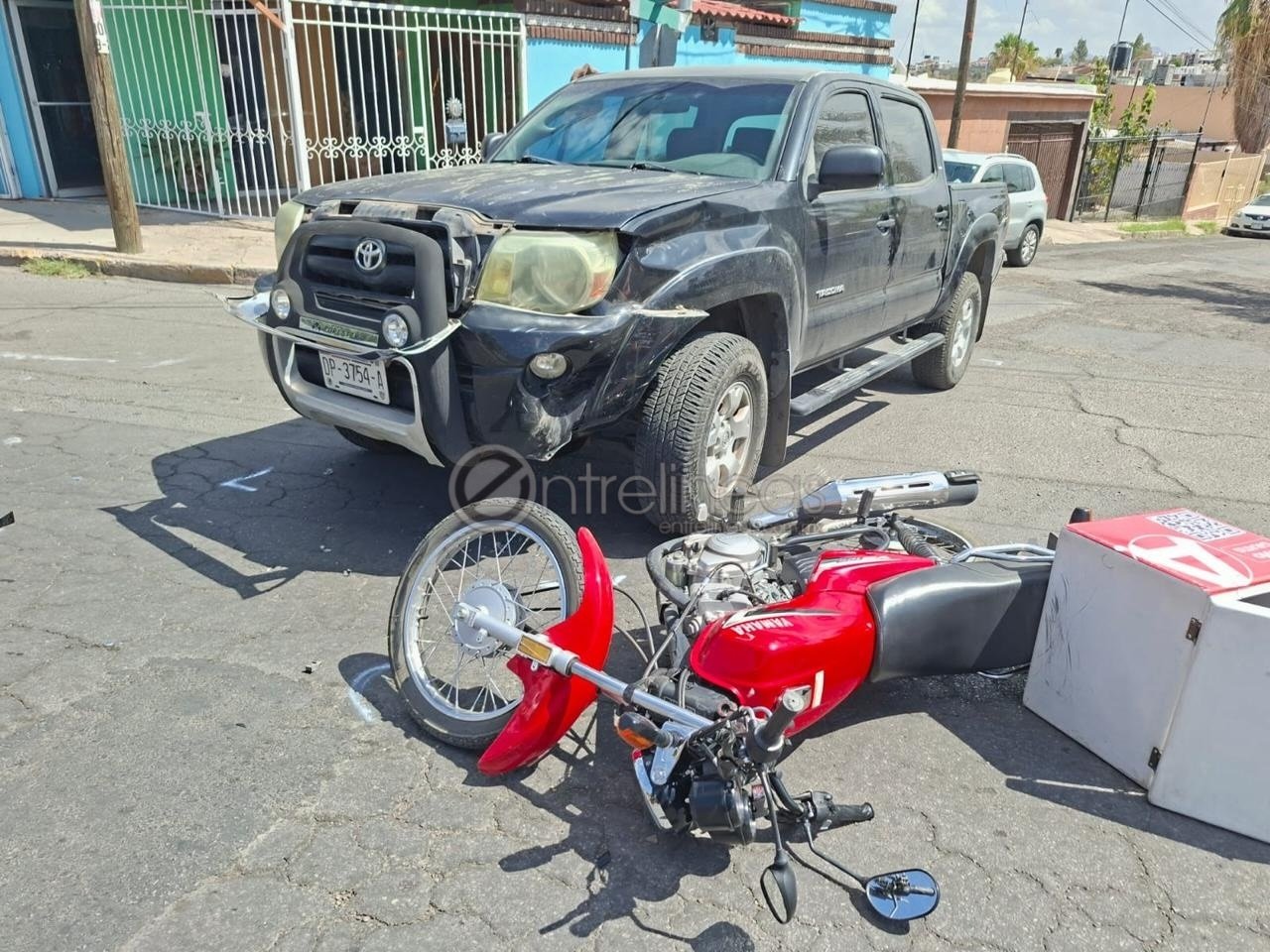 Repartidor resulta lesionado tras accidente vial, vehículo le cortó circulación