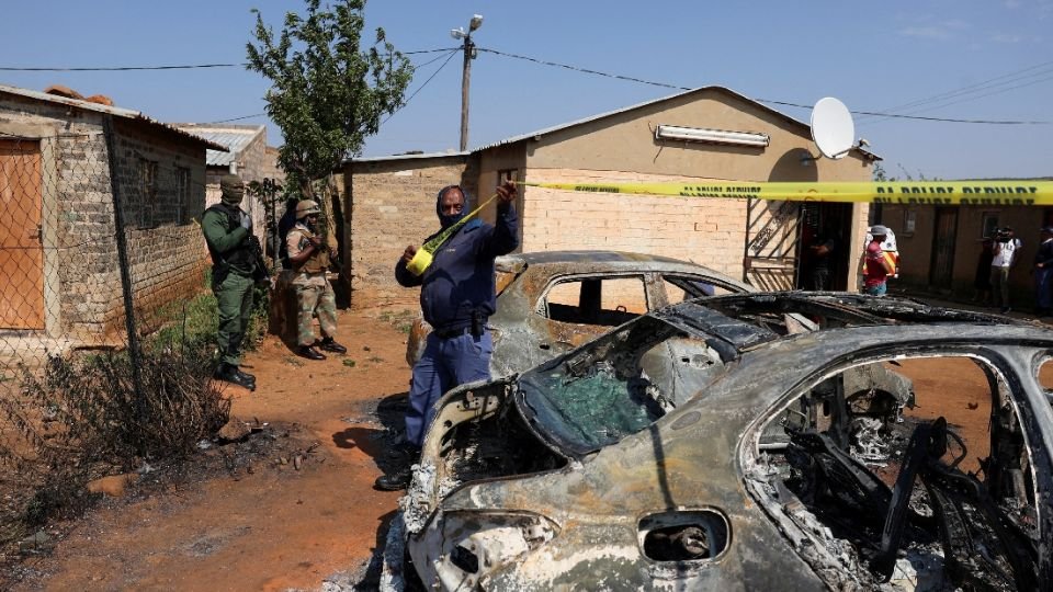 Registran al menos 27 muertos tras dos tiroteos masivos en distintos municipios de Sudáfrica