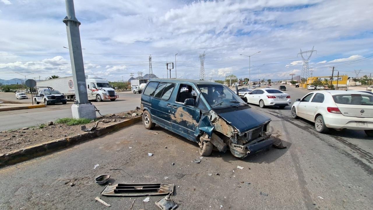 Pierde los frenos y se estrella contra poste; adulto mayor termina en el hospital