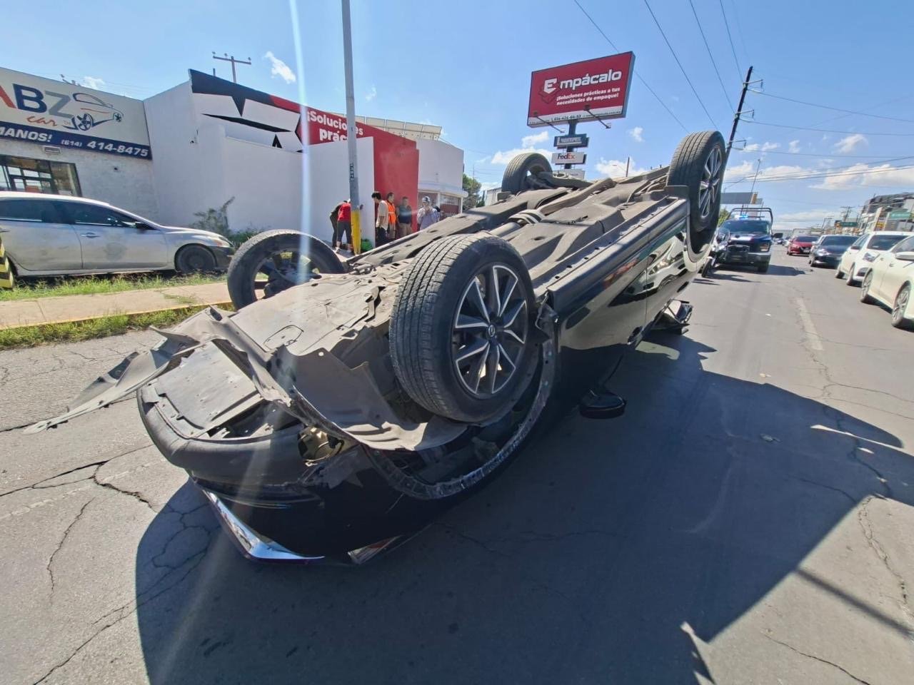 Vuelca adulta mayor su Mazda tras esquivar camioneta en la avenida Américas
