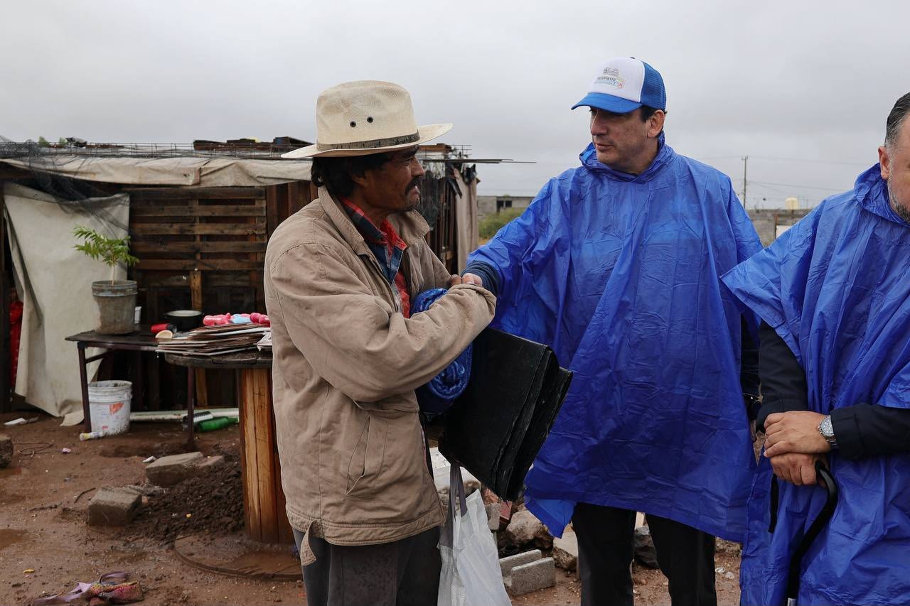 Encabeza Alcalde entrega de hules y despensas a zona sur de Chihuahua