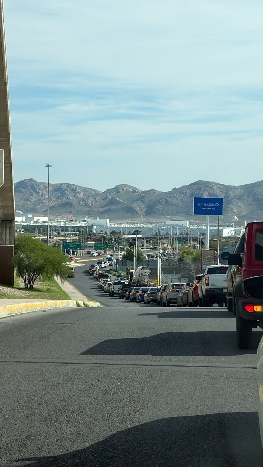 Con cientos de vehículos en caravana arropan a César J., previo a audiencia