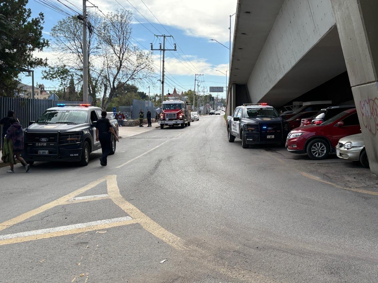 Rescatan a hombre y mujer en situación de calle de una trabe hueca en Chihuahua