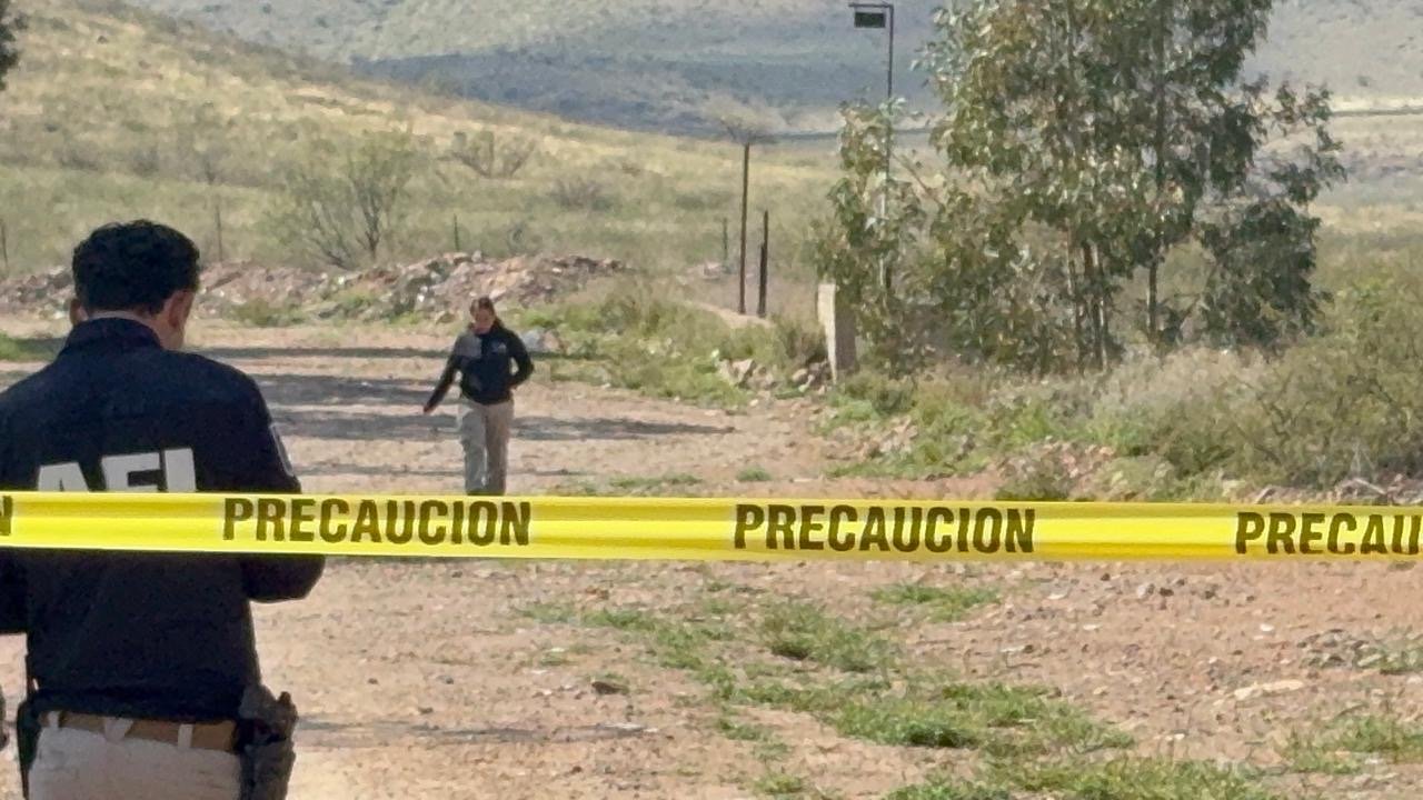 Hallan cuerpo encobijado de un hombre en predio baldío de la carretera a Juárez
