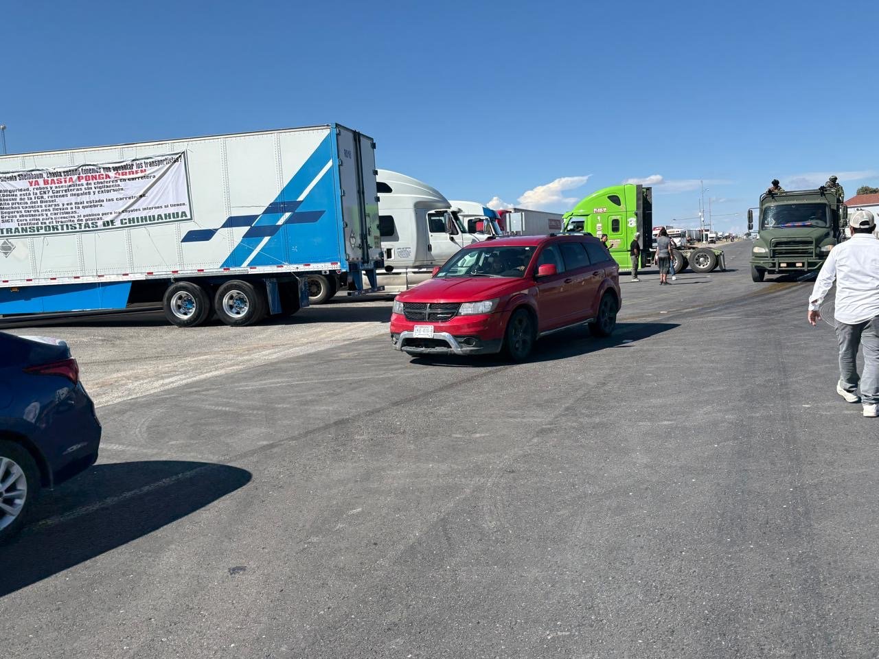 Escala protesta a bloqueo total en caseta Sacramento y la rúa Delicias-Chihuahua