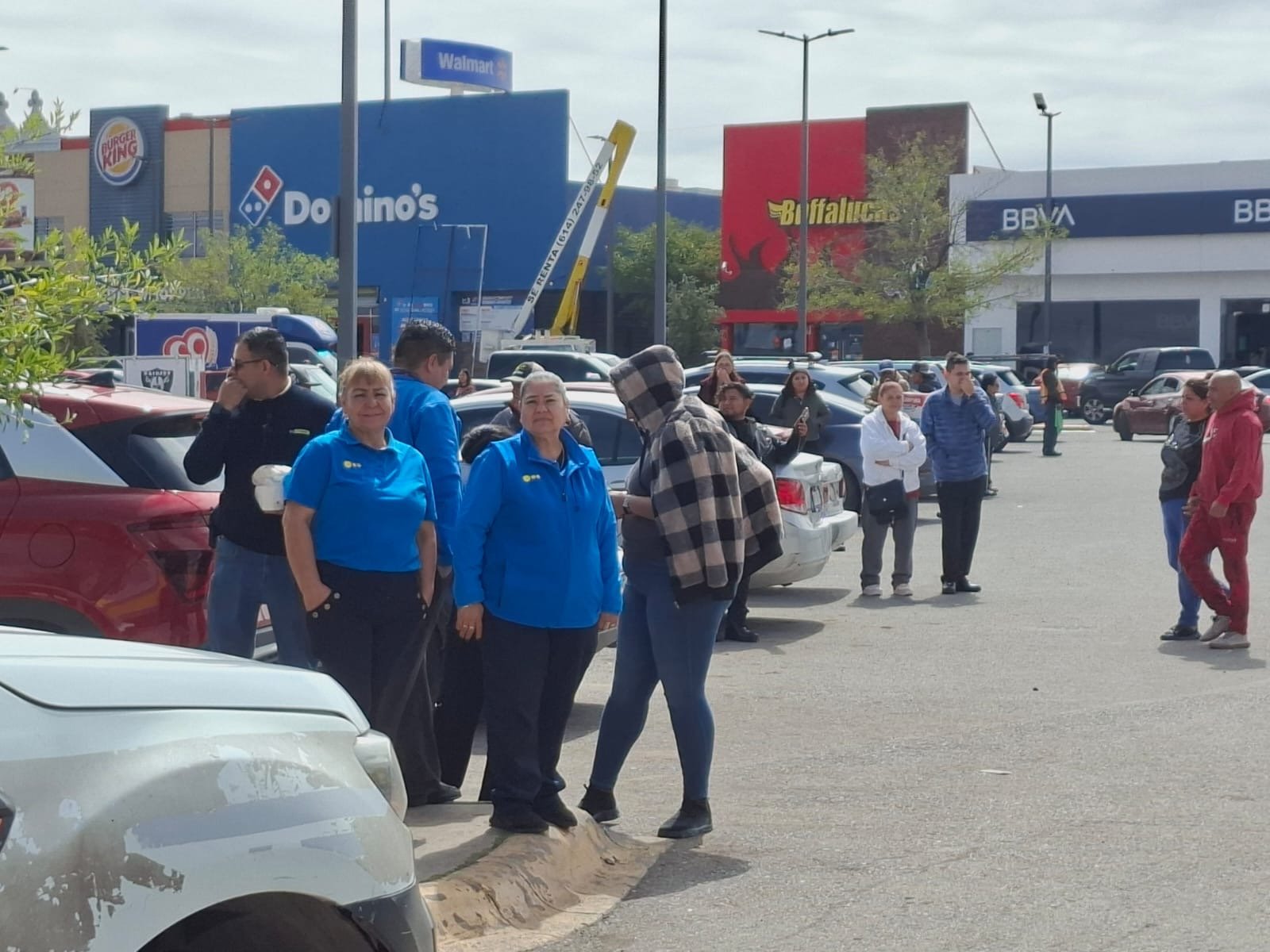 Evacuan a 300 personas por reporte de fuga de gas en plaza comercial