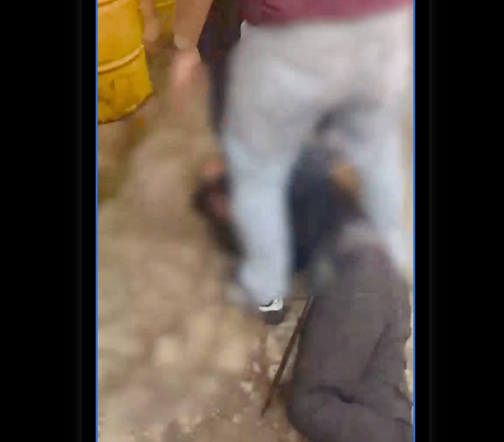 Padres de familia golpean y casi linchan a los agresores del ataque armado en secundaria de Torreón