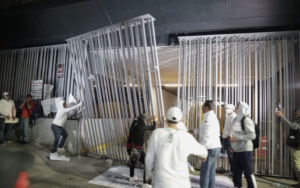 Trabajadores del IMSS dan ‘portazo’ en sede sindical de CDMX; policías los repliegan
