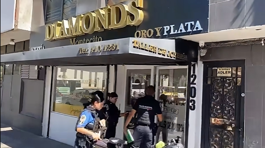 Involucrados 3 vehículos en asalto a Joyería Diamonds, uno de plataforma
